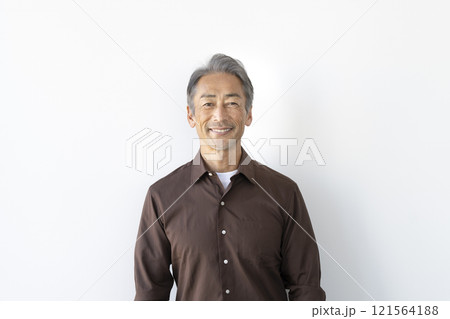 カメラ目線で笑顔の60代の男性 カメラ目線で笑顔の60代の男性 121564188