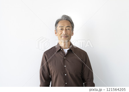 カメラ目線で笑顔の60代の男性 121564205