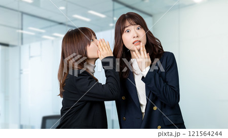 内緒の話を聞いて驚く女性・ビジネスウーマン 121564244