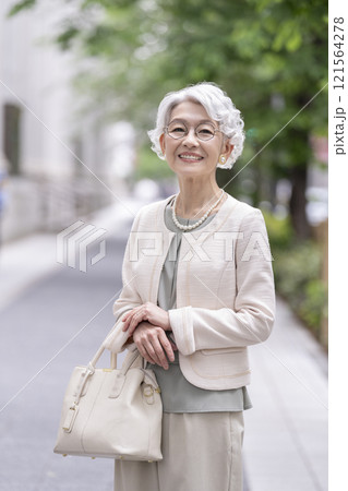 カメラ目線で笑顔のシニア女性 121564278