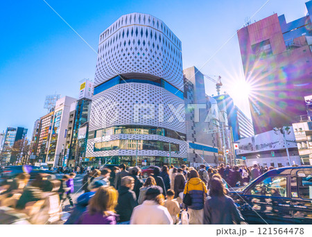 日本の東京都市景観 希望の光…賑わう銀座。立ち往生のタクシー…右は三愛解体工事…輝く時代へ=29日 日本の東京都市景観 希望の光…賑わう銀座。立ち往生のタクシー…右は三愛解体工事…輝く時代へ=29日 121564478