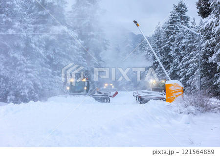Snow groomer ratrack machine, ski slope 121564889