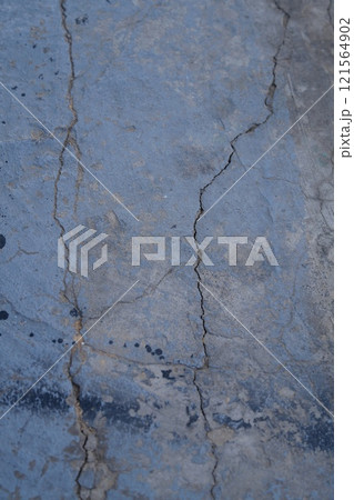 Vertical shot of a painted concrete surface with longitudinal long cracks, first-person view at an angle with perspective. Background of obsolescence, destruction of buildings, earth tremors Vertical shot of a painted concrete surface with longitudinal long cracks, first-person view at an angle with perspective. Background of obsolescence, destruction of buildings, earth tremors 121564902