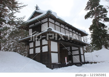 雪の南内門風景_弘前城 121565091