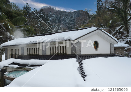 石川県金沢の奥座敷 湯涌温泉の冬景色 石川県金沢の奥座敷 湯涌温泉の冬景色 121565096