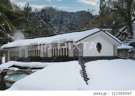 石川県金沢の奥座敷 湯涌温泉の冬景色 石川県金沢の奥座敷 湯涌温泉の冬景色 121565097