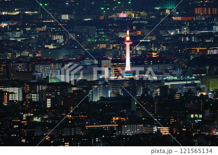 大文字山から撮影する京都の夕焼けと夜景 121565134