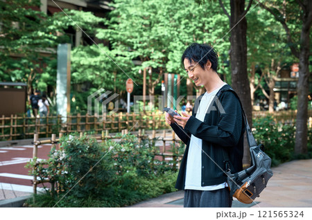 スマホを見るビジネスマン スマホを見るビジネスマン 121565324