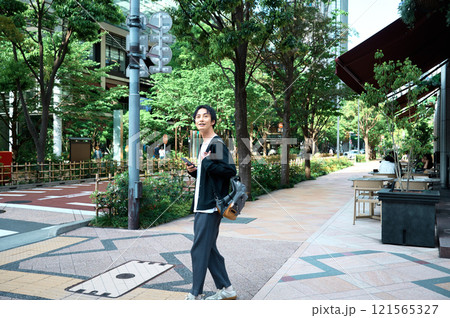 スマホを持って歩くビジネスマン スマホを持って歩くビジネスマン 121565327