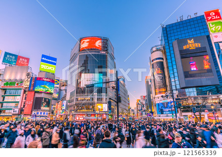 日本の東京都市景観 新時代へ…外国人観光客らで賑わう渋谷スクランブル交差点。未来に幸あれ…=29日 日本の東京都市景観 新時代へ…外国人観光客らで賑わう渋谷スクランブル交差点。未来に幸あれ…=29日 121565339