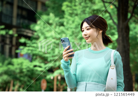 アンケートに答える若い女性 アンケートに答える若い女性 121565449