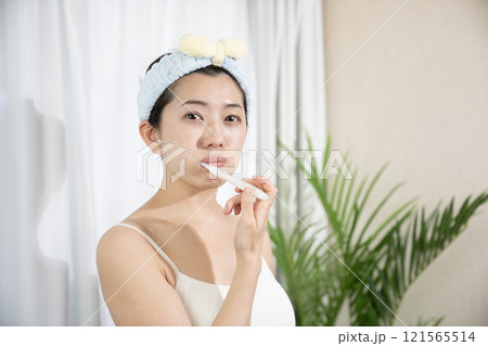 歯磨きをする女性 歯磨きをする女性 121565514