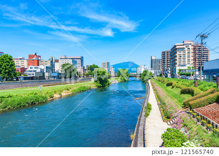 岩手県盛岡市の街並み　北上川と岩手山 121565740