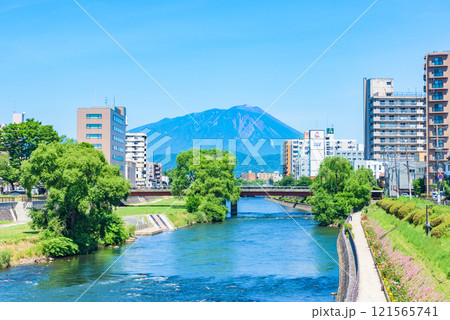 岩手県盛岡市の街並み　北上川と岩手山 121565741