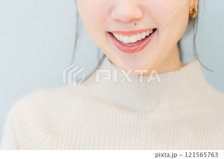 健康な歯をイメージしたポートレート 121565763