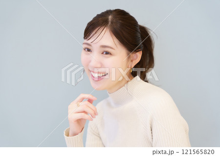 健康な歯をイメージしたポートレート 健康な歯をイメージしたポートレート 121565820