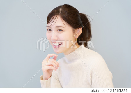 健康な歯をイメージしたポートレート 121565821