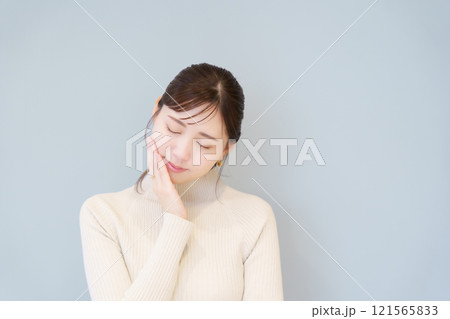 口内のトラブルをイメージしたポートレート 121565833