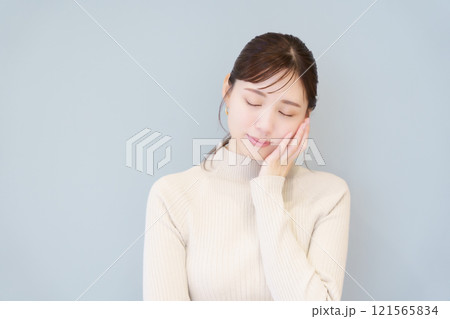 口内のトラブルをイメージしたポートレート 121565834