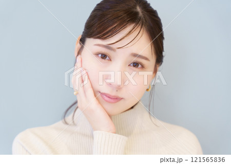 口内のトラブルをイメージしたポートレート 121565836