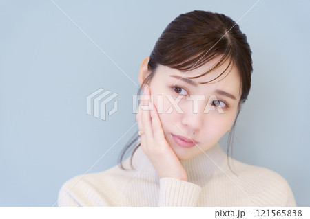 口内のトラブルをイメージしたポートレート 口内のトラブルをイメージしたポートレート 121565838