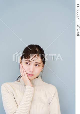 口内のトラブルをイメージしたポートレート 121565844