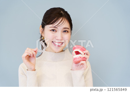 健康な歯をイメージしたポートレート 121565849