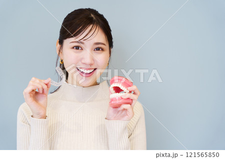 健康な歯をイメージしたポートレート 121565850