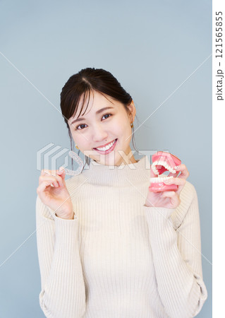 健康な歯をイメージしたポートレート 121565855