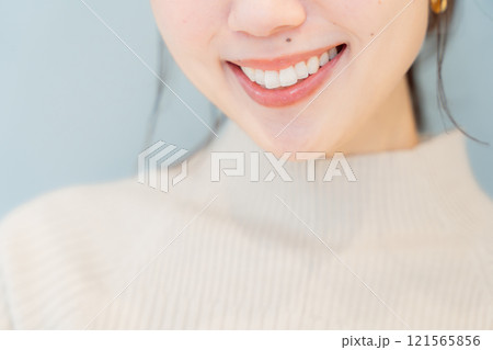 健康な歯をイメージしたポートレート 健康な歯をイメージしたポートレート 121565856