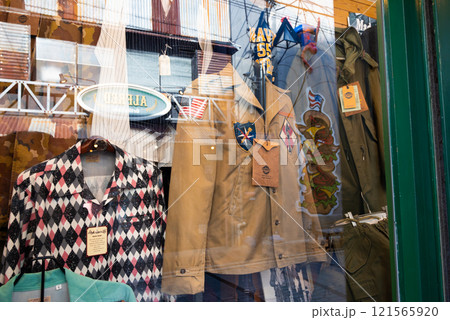 横須賀、どぶ板通りのショウウィンドウの洋服 横須賀、どぶ板通りのショウウィンドウの洋服 121565920