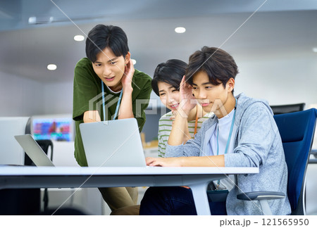 オフィスでミーティングする若いITエンジニア 121565950