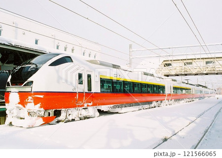 弘前に停車するE751系の特急つがる号 121566065