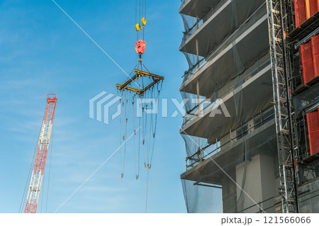 建設現場の躯体と角型天秤 建設現場の躯体と角型天秤 121566066