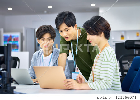 オフィスでミーティングする若いITエンジニア 121566071