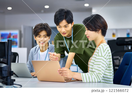 オフィスでミーティングする若いITエンジニア 121566072