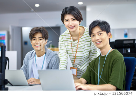 オフィスでミーティングする若いITエンジニア オフィスでミーティングする若いITエンジニア 121566074