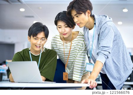 オフィスでミーティングする若いITエンジニア 121566076