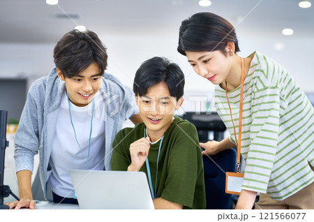 オフィスでミーティングする若いITエンジニア オフィスでミーティングする若いITエンジニア 121566077