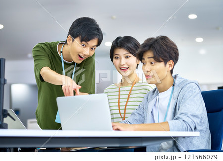 オフィスでミーティングする若いITエンジニア 121566079