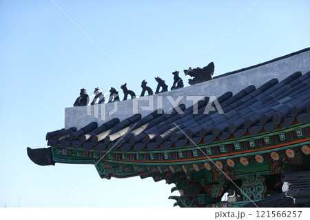 Guardian stone statue on the roof of Hyehwamun Gate, Seoul, Korea 121566257