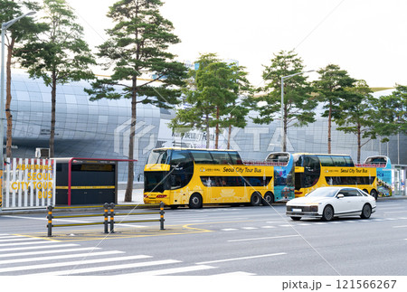 韓国ソウル市東大門の街並み 121566267