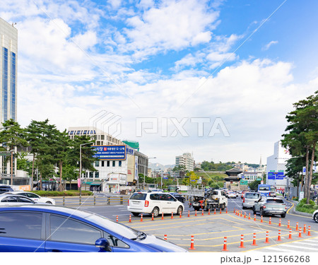 韓国ソウル市東大門の街並み 121566268