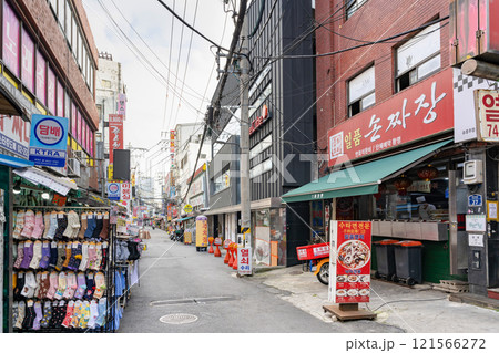 韓国ソウル市東大門の街並み 121566272