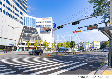 韓国ソウル市東大門の街並み 121566278