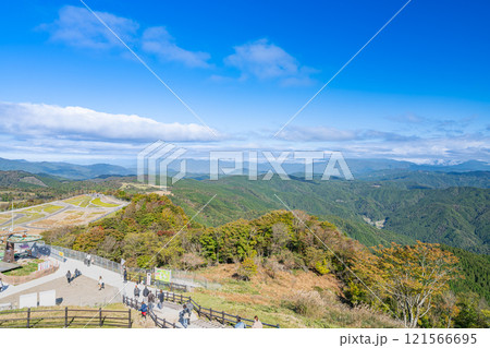 青空に映える茶臼山高原の萩太郎山展望台から見た風景(愛知県) 青空に映える茶臼山高原の萩太郎山展望台から見た風景(愛知県) 121566695