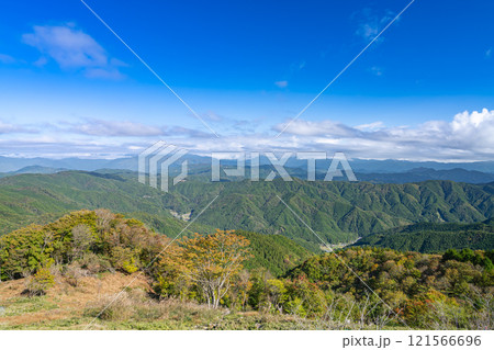 青空に映える茶臼山高原の萩太郎山展望台から見た風景(愛知県) 121566696