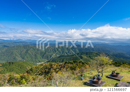 青空に映える茶臼山高原の萩太郎山展望台から見た風景(愛知県) 青空に映える茶臼山高原の萩太郎山展望台から見た風景(愛知県) 121566697