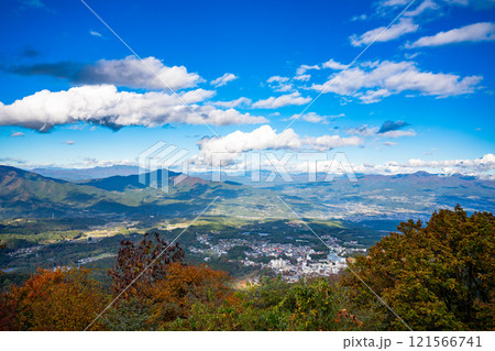 秋の榛名山 高根展望台から見る伊香保温泉と遠方の山々 121566741