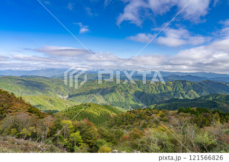 青空に映える茶臼山高原の萩太郎山展望台から見た風景(愛知県) 青空に映える茶臼山高原の萩太郎山展望台から見た風景(愛知県) 121566826